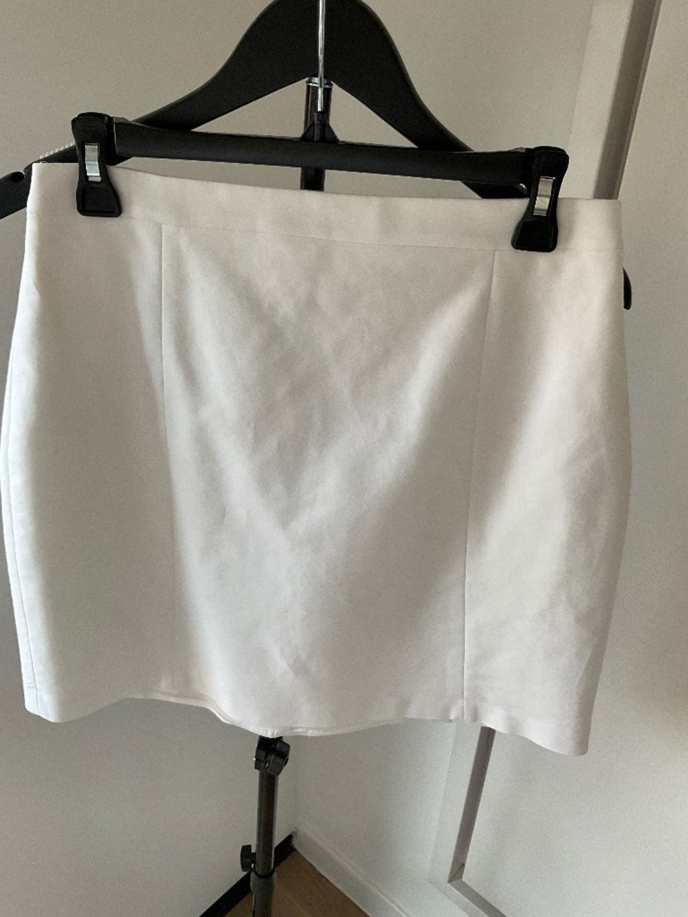 Ellie Tahari by Bergdorf Goodman- White skirt Size 8